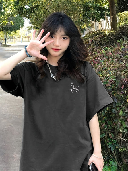 春夏にぴったりの、かわいいウサギ柄のクルーネックTシャツ。カジュアルなショートスリーブで、ゆったりとしたコットン素材のトップスです。女性用の服です。【MPFA24060322】