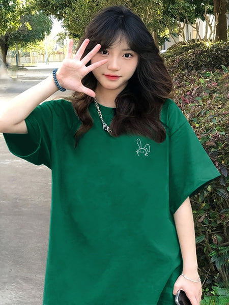 春夏にぴったりの、かわいいウサギ柄のクルーネックTシャツ。カジュアルなショートスリーブで、ゆったりとしたコットン素材のトップスです。女性用の服です。【MPFA24060322】