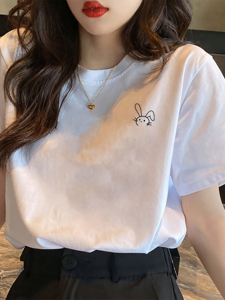 春夏にぴったりの、かわいいウサギ柄のクルーネックTシャツ。カジュアルなショートスリーブで、ゆったりとしたコットン素材のトップスです。女性用の服です。【MPFA24060322】